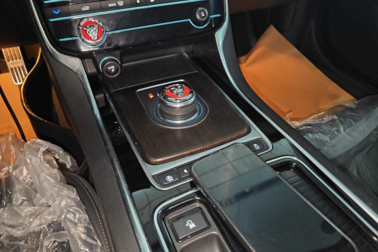 Used Jaguar XFL 2018 XFL 2.0T 200PS Elite Edition Gear Lever