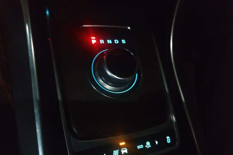 Used Jaguar XFL 2018 XFL 2.0T 250 PS Luxury Edition Gear Lever