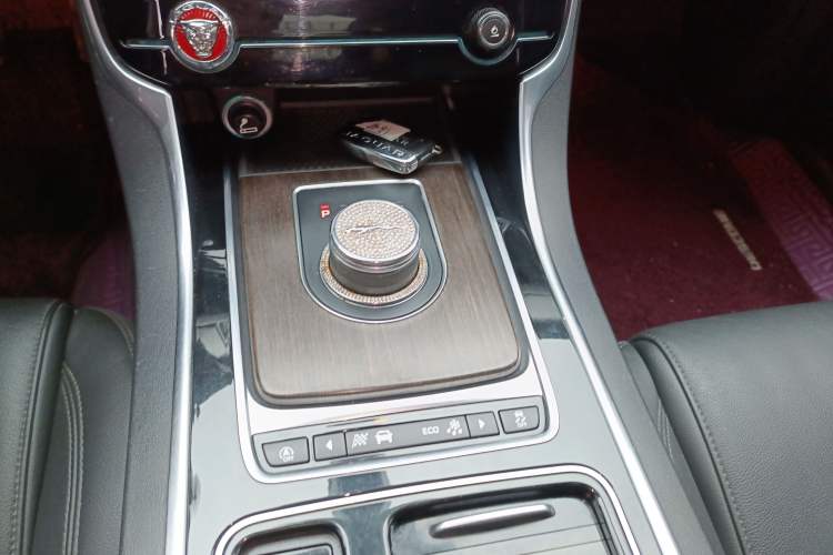 Used Jaguar XFL 2018 XFL 2.0T 200PS Elite Edition Gear Lever