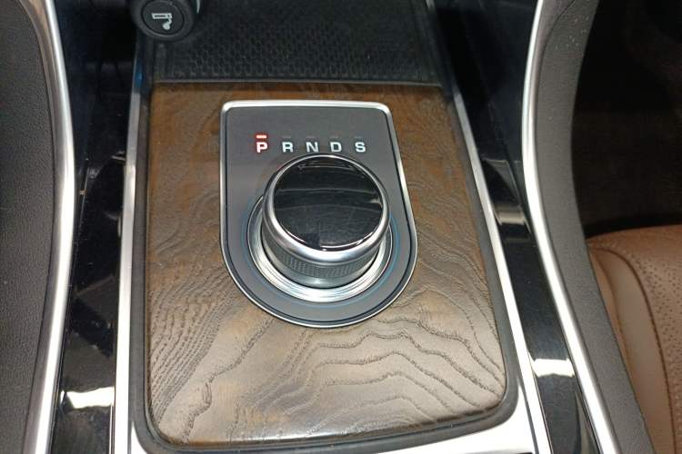 Used Jaguar XFL 2018 XFL 2.0T 250 PS Luxury Edition Gear Lever
