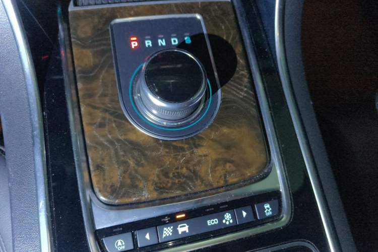 Used Jaguar XFL 2018 XFL 2.0T 250 PS Luxury Edition Gear Lever
