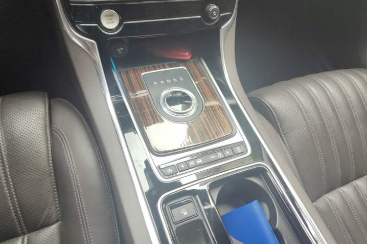 Used Jaguar XFL 2018 XFL 3.0 SC 340 PS Luxury Edition Gear Lever