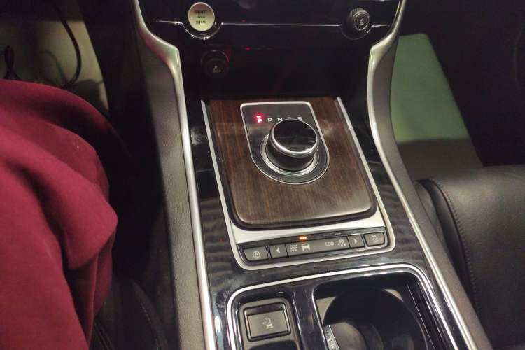 Used Jaguar XFL 2018 XFL 2.0T 200PS Elite Edition Gear Lever