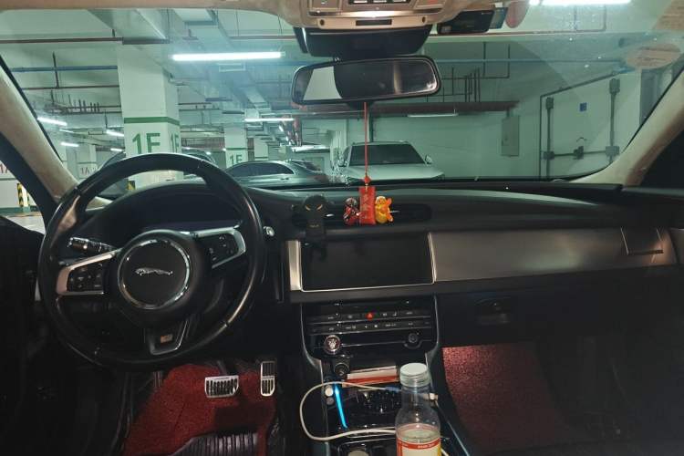 Used Jaguar XFL 2018 XFL 3.0 SC 340 PS Luxury Edition Headliner