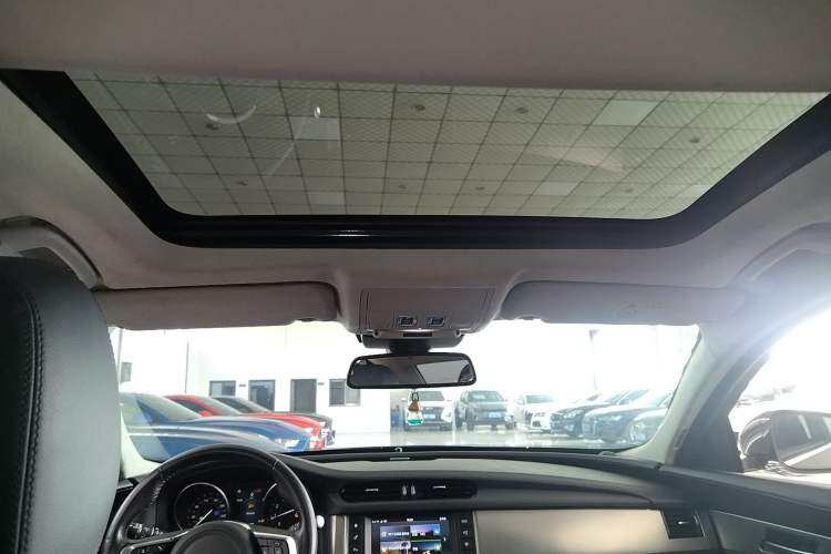 Used Jaguar XFL 2018 XFL 2.0T 200PS Elite Edition Headliner