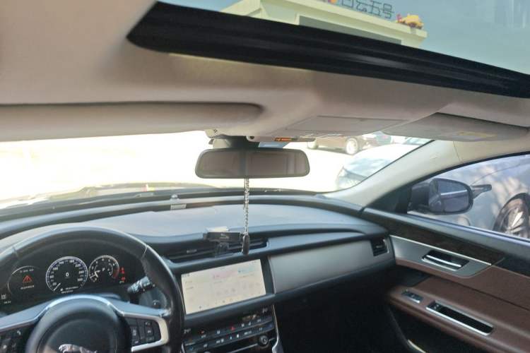 Used Jaguar XFL 2018 XFL 2.0T 250 PS Luxury Edition Headliner