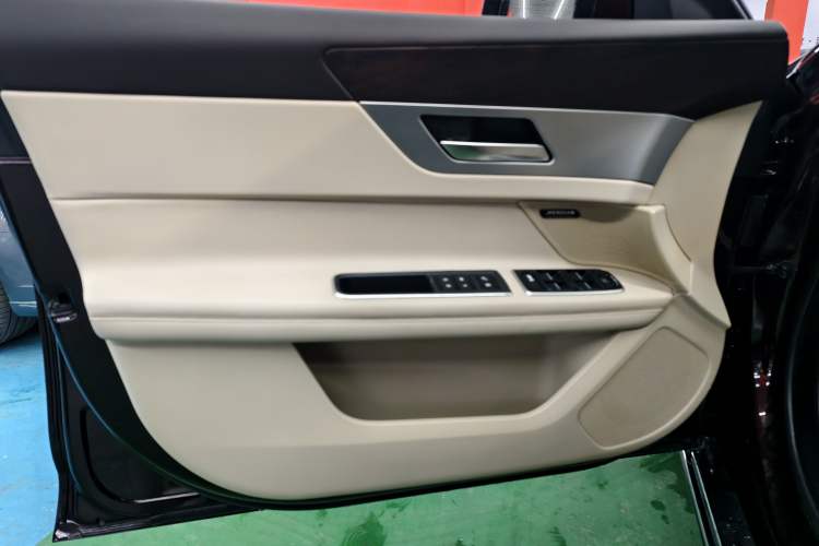 Used Jaguar XFL 2018 XFL 2.0T 250 PS Luxury Edition Interior 1