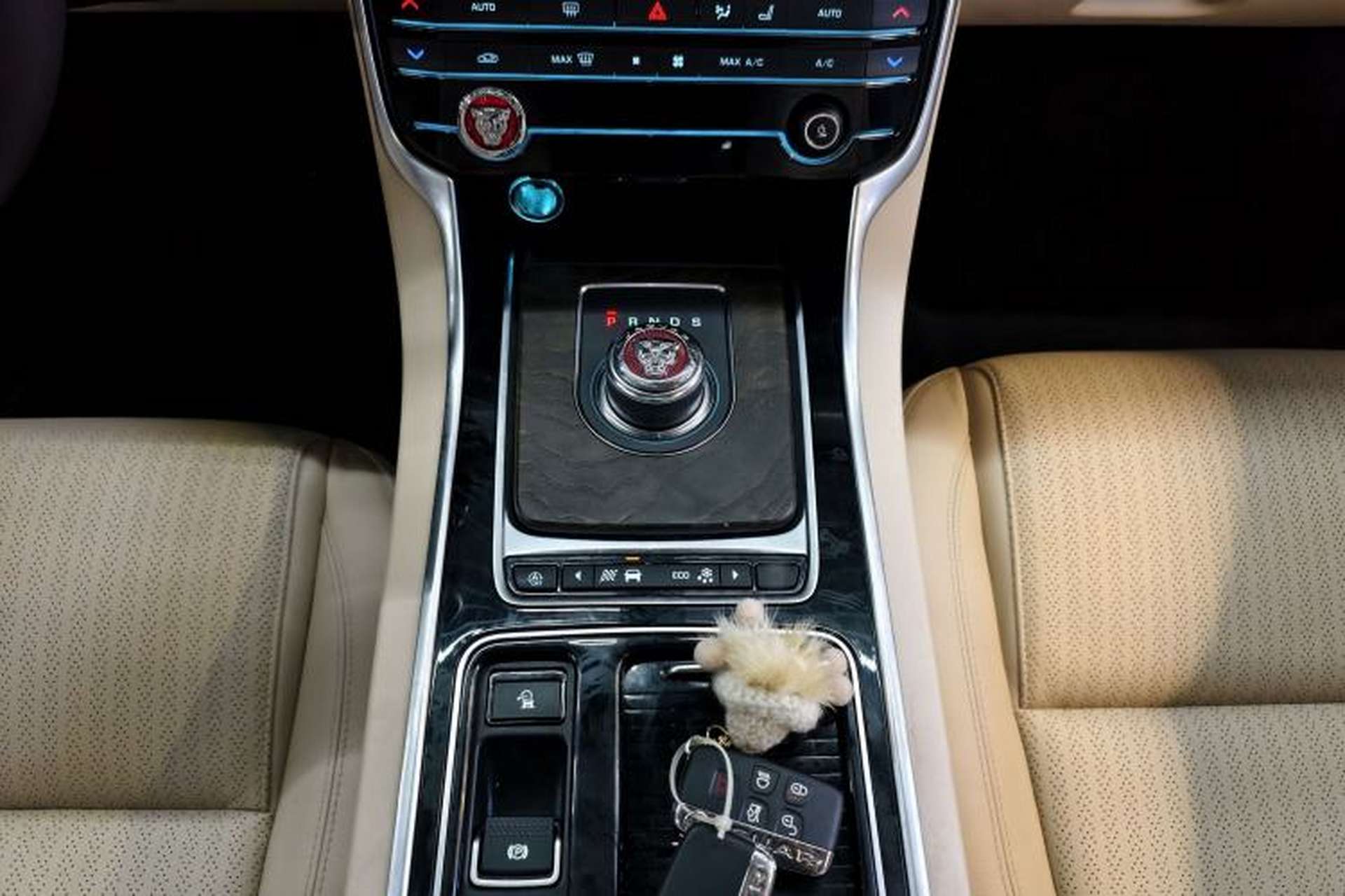 Used Jaguar XFL 2018 XFL 2.0T 250 PS Luxury Edition Interior 10