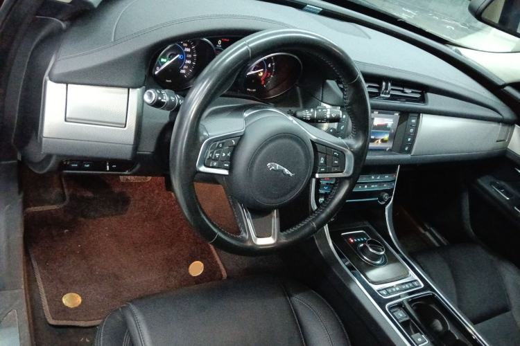 Used Jaguar XFL 2018 XFL 2.0T 200PS Elite Edition Interior 2