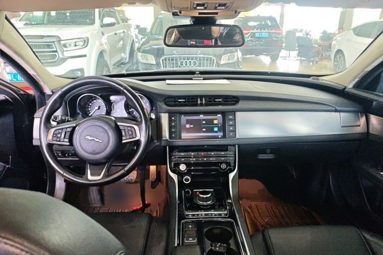 Used Jaguar XFL 2018 XFL 2.0T 200PS Luxury Edition Interior 2