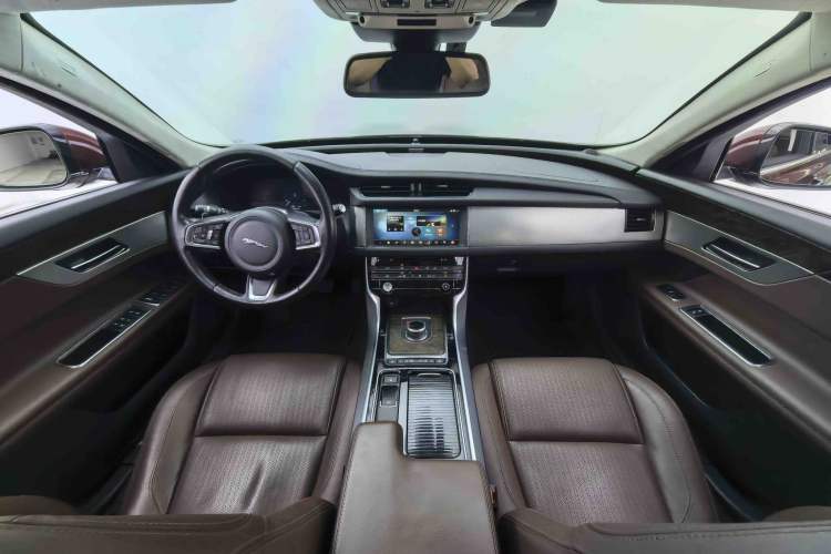 Used Jaguar XFL 2018 XFL 2.0T 250 PS Luxury Edition Interior 3