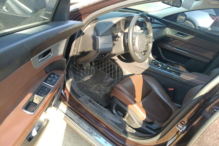 Used Jaguar XFL 2018 XFL 2.0T 250 PS Luxury Edition Interior 3
