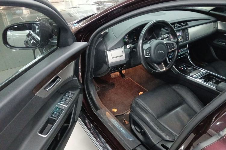 Used Jaguar XFL 2018 XFL 2.0T 200PS Elite Edition Interior 3