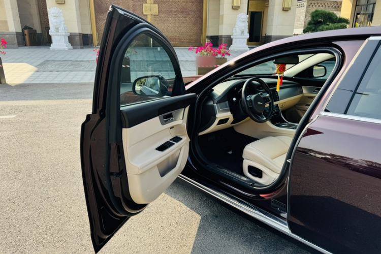 Used Jaguar XFL 2018 XFL 2.0T 200PS Elite Edition Interior 4