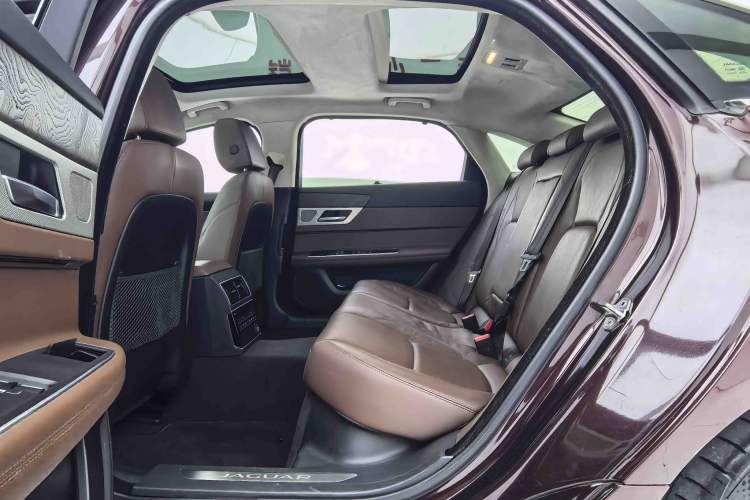Used Jaguar XFL 2018 XFL 2.0T 250 PS Luxury Edition Interior 4