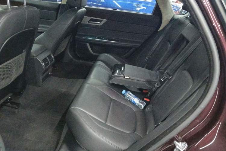 Used Jaguar XFL 2018 XFL 2.0T 200PS Elite Edition Interior 4