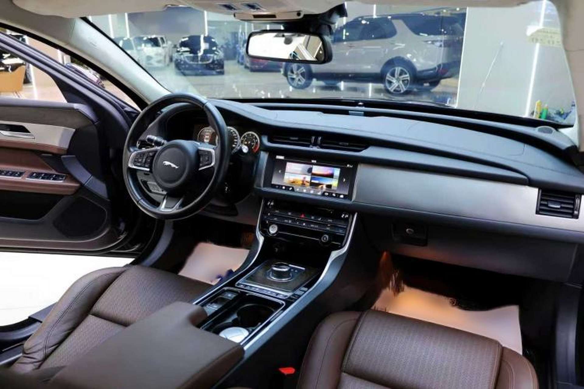 Used Jaguar XFL 2018 XFL 2.0T 250 PS Luxury Edition Interior 4