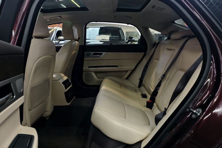 Used Jaguar XFL 2018 XFL 2.0T 250 PS Luxury Edition Interior 4
