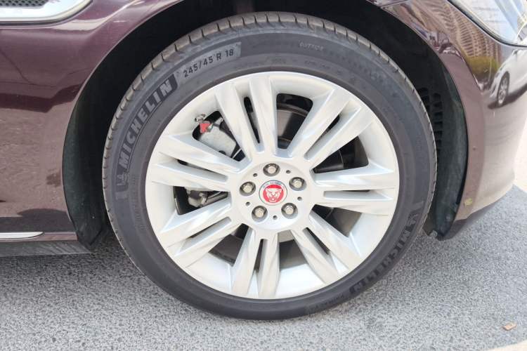 Used Jaguar XFL 2018 XFL 2.0T 250 PS Premium Edition Right Front Wheel Hub
