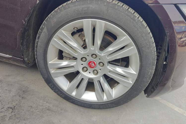 Used Jaguar XFL 2018 XFL 2.0T 250 PS Luxury Edition Right Front Wheel Hub