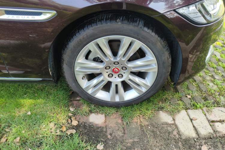 Used Jaguar XFL 2018 XFL 2.0T 250 PS Premium Edition Right Front Wheel Hub