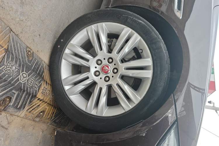 Used Jaguar XFL 2018 XFL 2.0T 250 PS Luxury Edition Right Front Wheel Hub