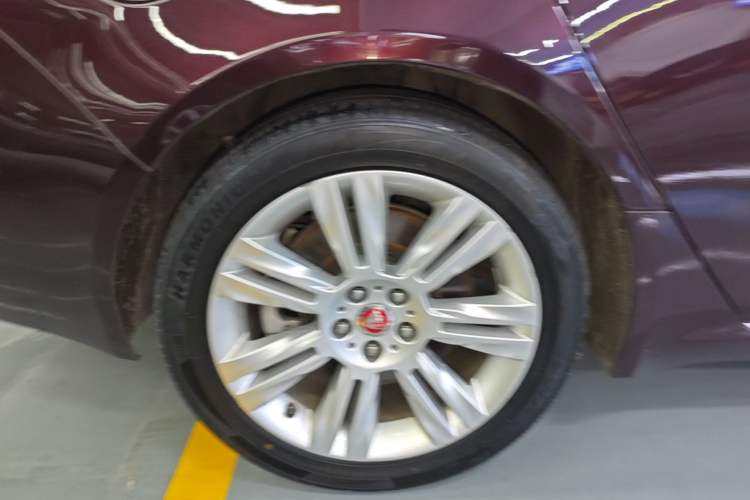 Used Jaguar XFL 2018 XFL 2.0T 250 PS Luxury Edition Right Rear Wheel Hub