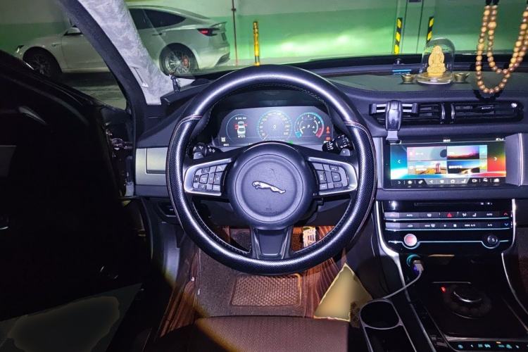 Used Jaguar XFL 2018 XFL 2.0T 250 PS Luxury Edition Steering Wheel
