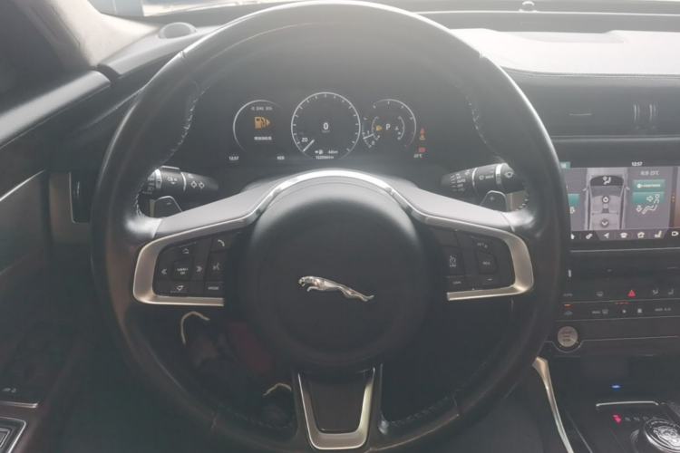 Used Jaguar XFL 2018 XFL 2.0T 250 PS Luxury Edition Steering Wheel