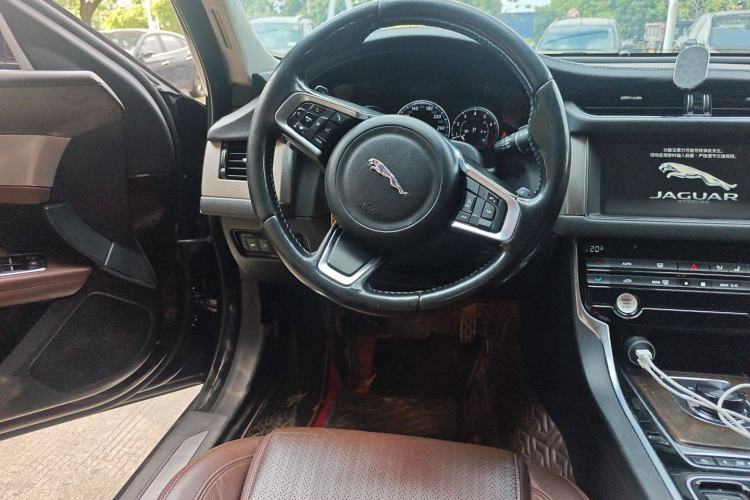 Used Jaguar XFL 2018 XFL 2.0T 250 PS Luxury Edition Steering Wheel