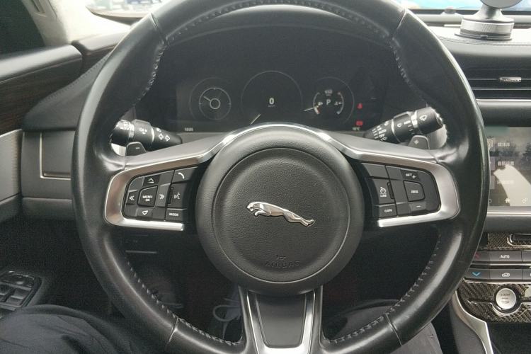 Used Jaguar XFL 2018 XFL 3.0 SC 340 PS Luxury Edition Steering Wheel