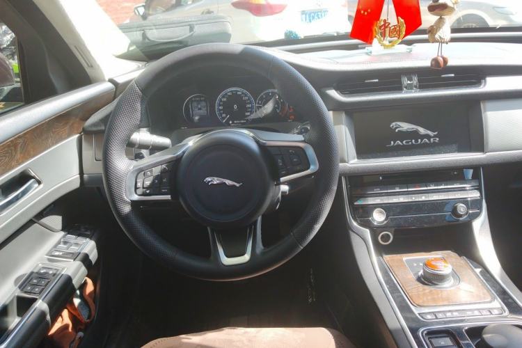 Used Jaguar XFL 2018 XFL 2.0T 250 PS Luxury Edition Steering Wheel