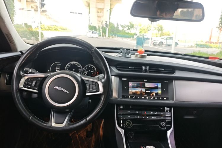 Used Jaguar XFL 2018 XFL 2.0T 250 PS Luxury Edition Steering Wheel