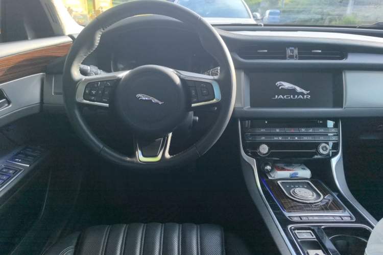 Used Jaguar XFL 2018 XFL 3.0 SC 340 PS Luxury Edition Steering Wheel