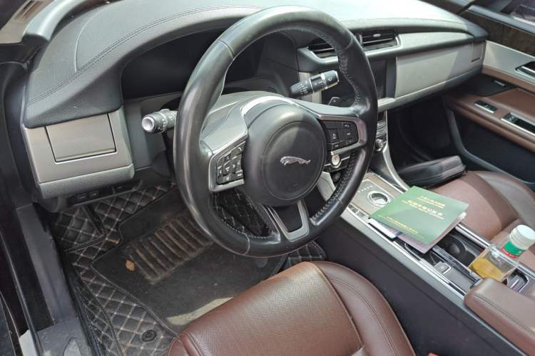 Used Jaguar XFL 2018 XFL 2.0T 250 PS Luxury Edition Steering Wheel