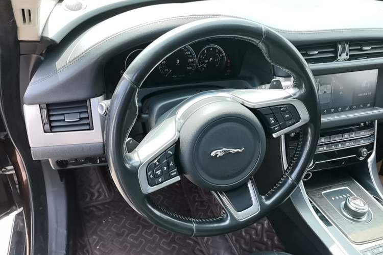 Used Jaguar XFL 2018 XFL 2.0T 250 PS Luxury Edition Steering Wheel