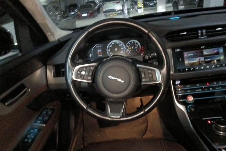 Used Jaguar XFL 2018 XFL 2.0T 250 PS Luxury Edition Steering Wheel