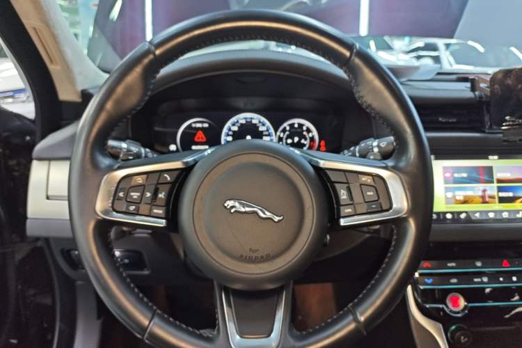 Used Jaguar XFL 2018 XFL 2.0T 250 PS Luxury Edition Steering Wheel