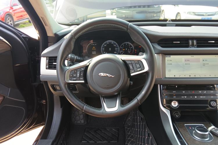 Used Jaguar XFL 2018 XFL 2.0T 250 PS Luxury Edition Steering Wheel