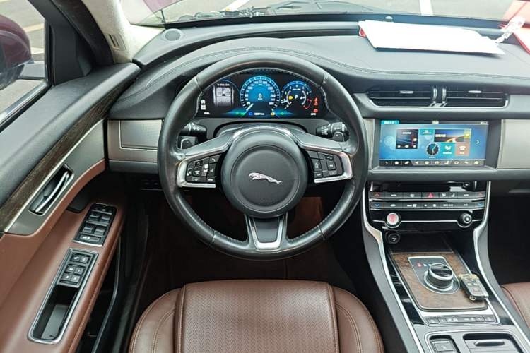Used Jaguar XFL 2018 XFL 2.0T 250 PS Luxury Edition Steering Wheel