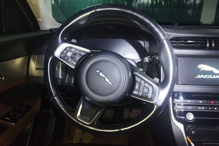 Used Jaguar XFL 2018 XFL 2.0T 250 PS Luxury Edition Steering Wheel
