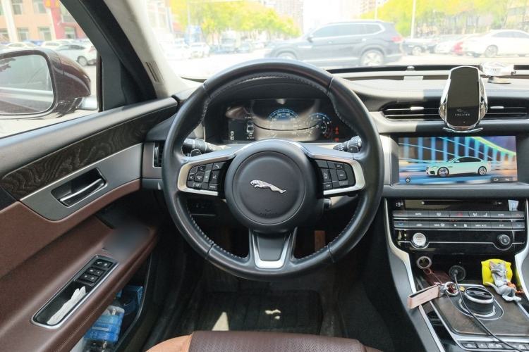 Used Jaguar XFL 2018 XFL 2.0T 250 PS Premium Edition Steering Wheel