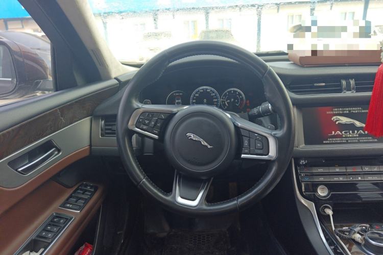 Used Jaguar XFL 2018 XFL 2.0T 250 PS Luxury Edition Steering Wheel
