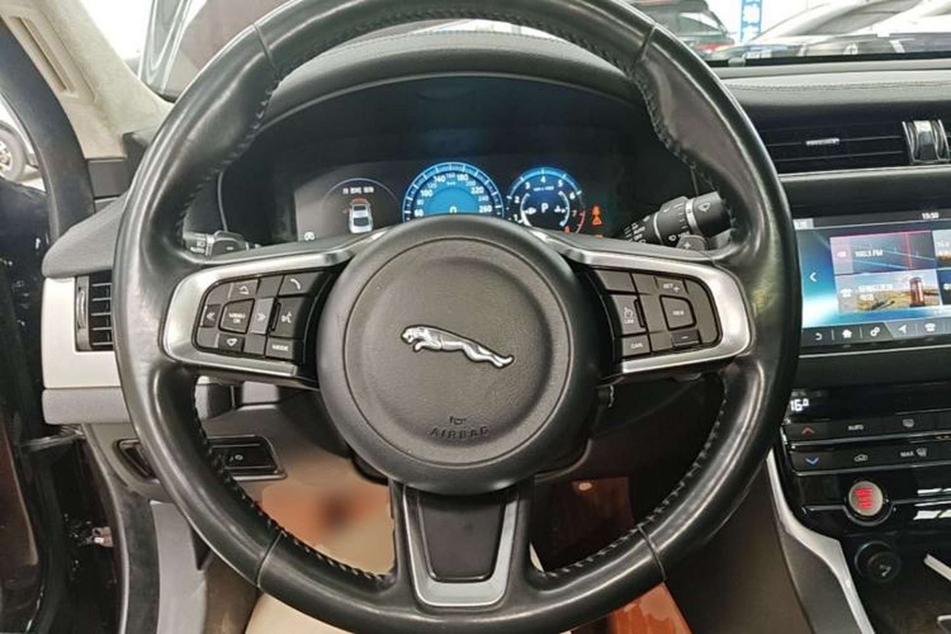 Used Jaguar XFL 2018 XFL 2.0T 250 PS Luxury Edition Steering Wheel