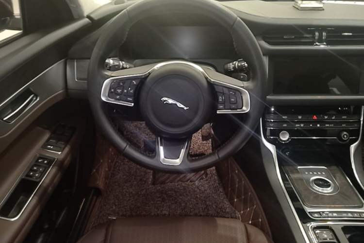 Used Jaguar XFL 2018 XFL 2.0T 250 PS Luxury Edition Steering Wheel