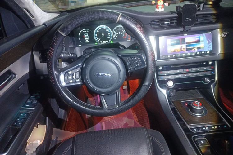 Used Jaguar XFL 2018 XFL 2.0T 250 PS Premium Edition Steering Wheel