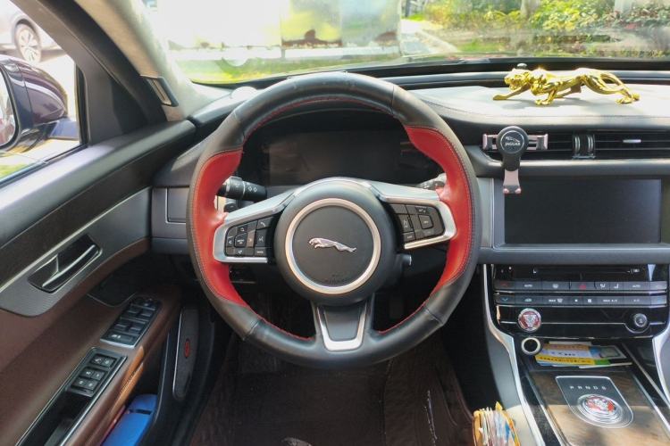 Used Jaguar XFL 2018 XFL 2.0T 250 PS Premium Edition Steering Wheel