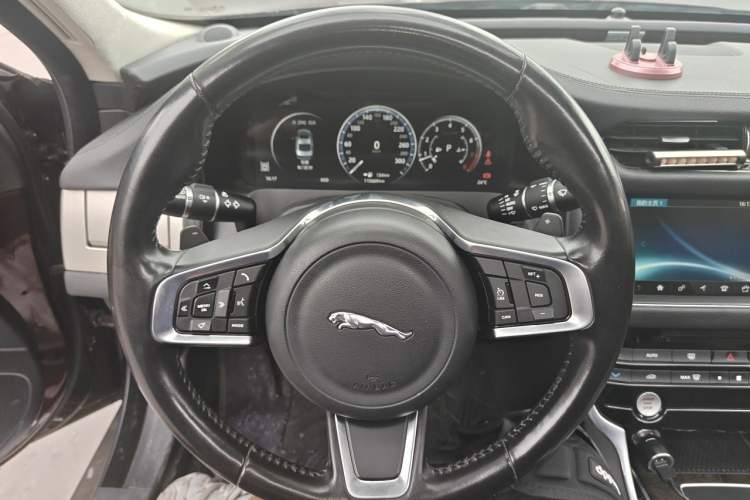 Used Jaguar XFL 2018 XFL 2.0T 250 PS Luxury Edition Steering Wheel
