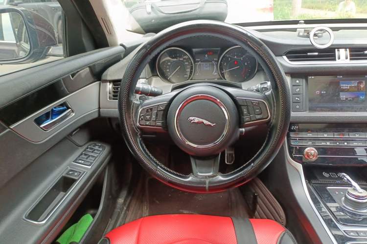Used Jaguar XFL 2018 XFL 2.0T 200PS Luxury Edition Steering Wheel