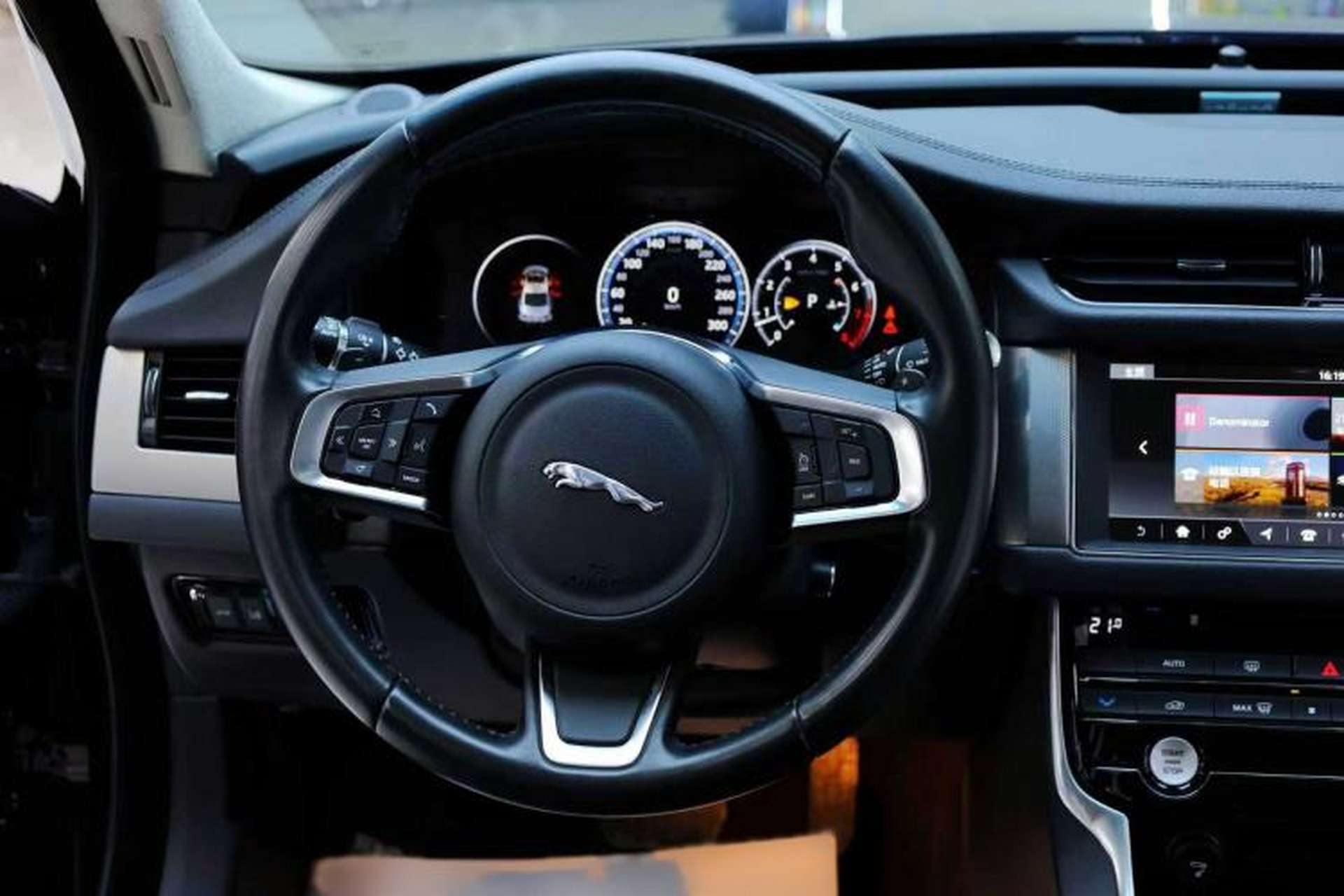 Used Jaguar XFL 2018 XFL 2.0T 250 PS Luxury Edition Steering Wheel